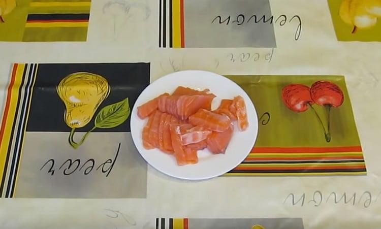 Corte o salmão em pedaços pequenos.