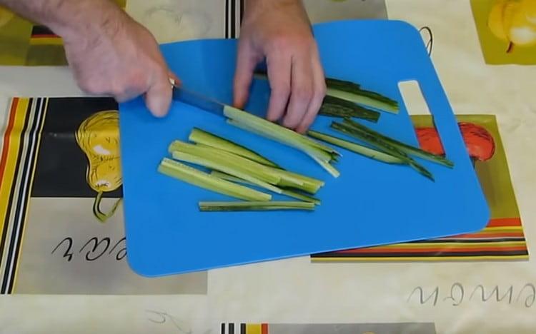 Pepino fresco cortado em tiras finas.