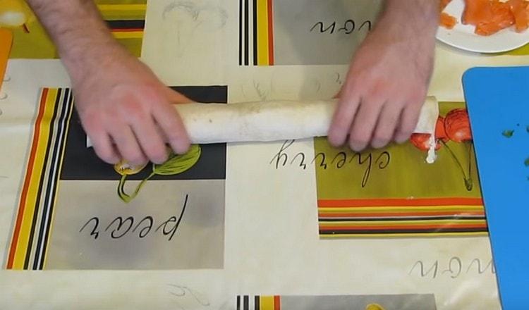 Enrole delicadamente o pão árabe em um rolo apertado.