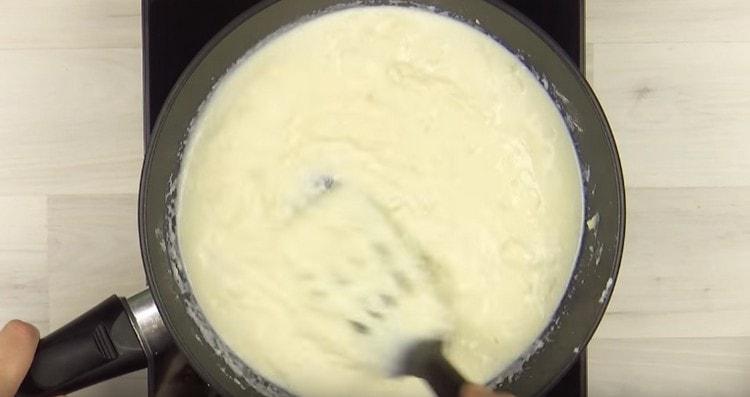 Amestecați sosul, rupând bucățele.