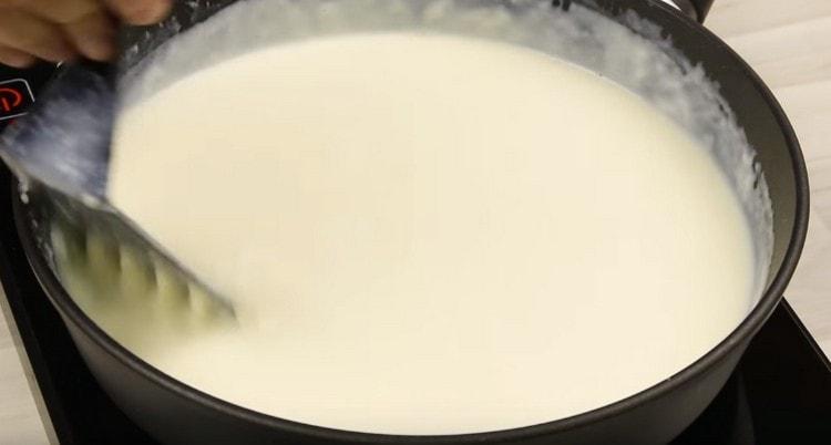 Aduceți sosul la consistența smântânii groase.