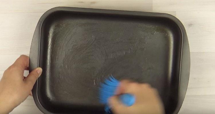 Ungeți un vas de copt cu ulei vegetal.