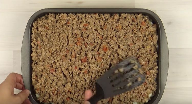 Întindeți carnea tocată deasupra sosului.