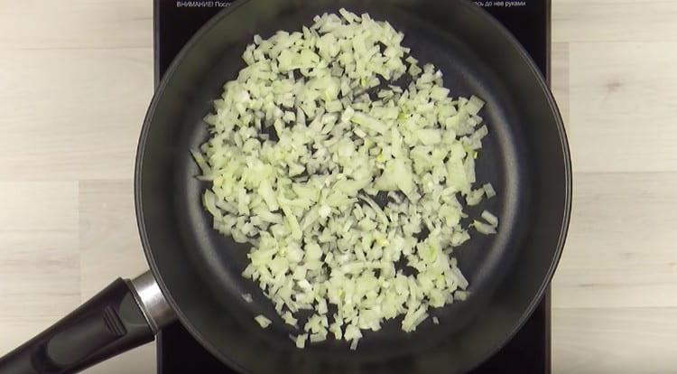 Întindeți ceapa și prăjiți-o într-o tigaie.