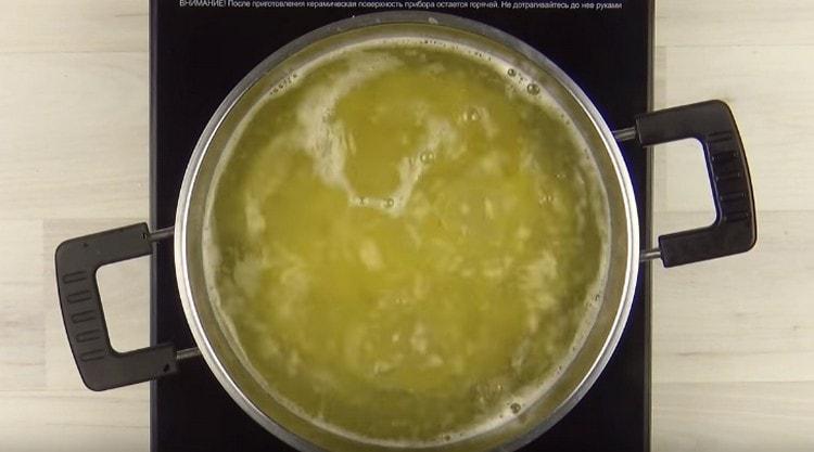 Gătiti pastele până sunt fierte.