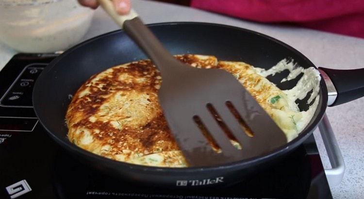 Întoarceți khachapuri în cealaltă parte.