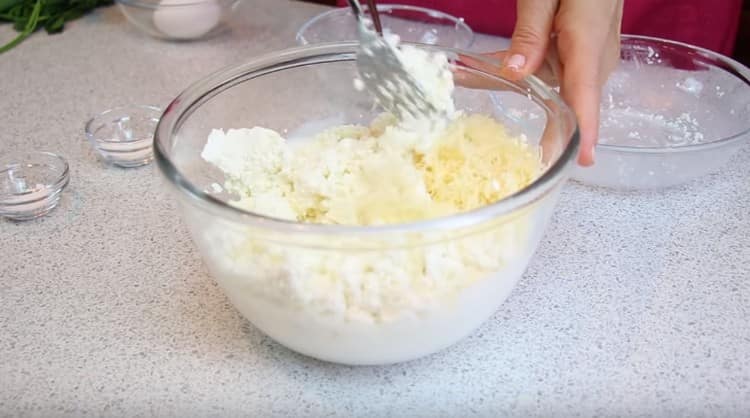 Întindem brânză de căsuță, brânză și brânză feta într-un bol cu ​​kefir.