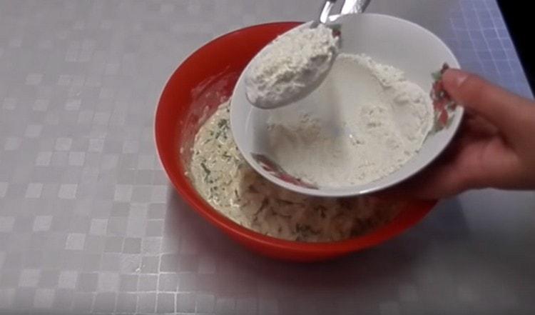 Po smíchání hmoty přidejte mouku.