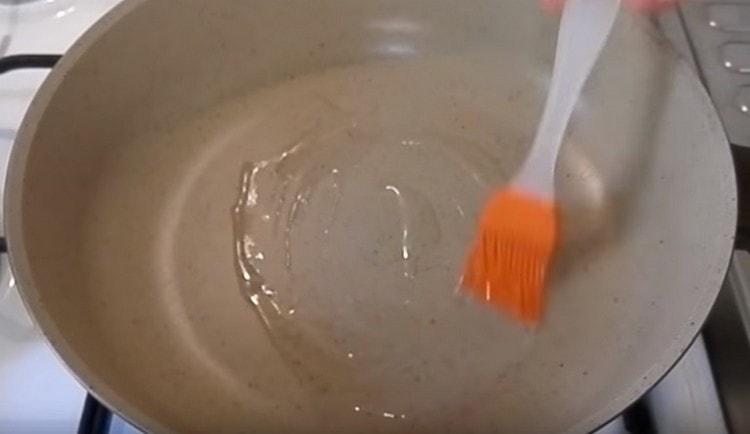 Namažte teplou pánev rostlinným olejem.