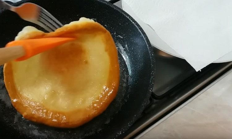 Întindem prăjiturile în tigaie și le prăjim pe ambele părți.