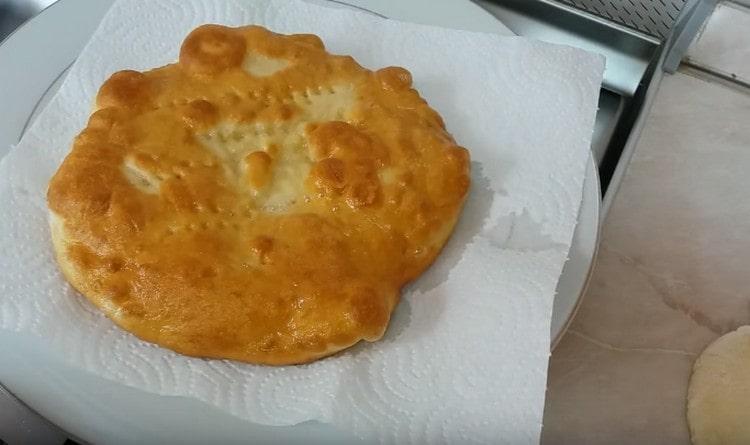 Tortilele pentru cratițe sunt mai bine lăsate pe șervețele de hârtie pentru a scăpa de grăsime.