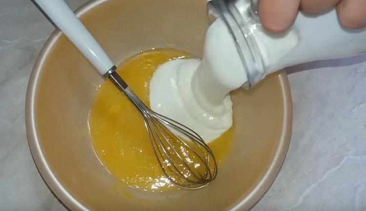 Adăugați kefir și amestecați aceste componente.