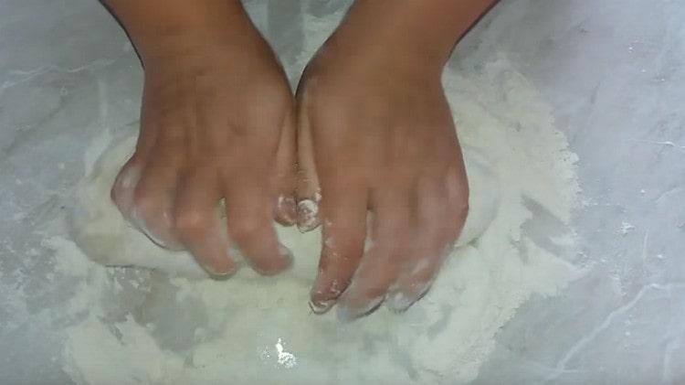 Frământați aluatul moale.