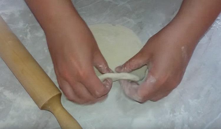 Turnăm fiecare bucată într-un tort rotund.