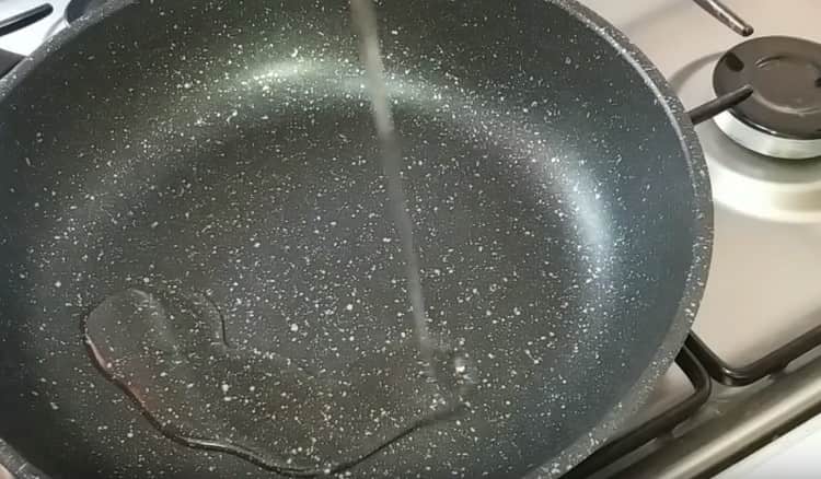 Încălzim tigaia, turnăm uleiul vegetal.