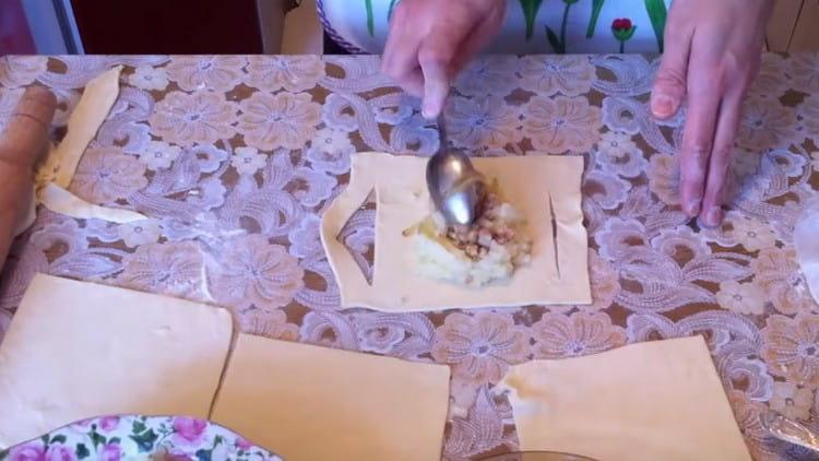 ponga el relleno en el centro de la pieza de trabajo.