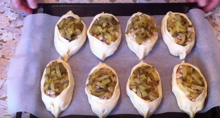 Extendimos los botes formados en una bandeja para hornear.