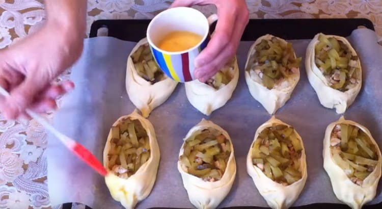 Antes de enviar al horno, engrase el bote con un huevo batido.