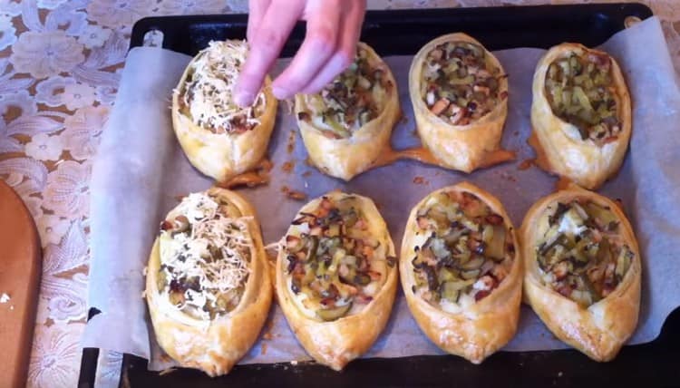 unos minutos antes de cocinar, espolvorea las empanadas con queso rallado.