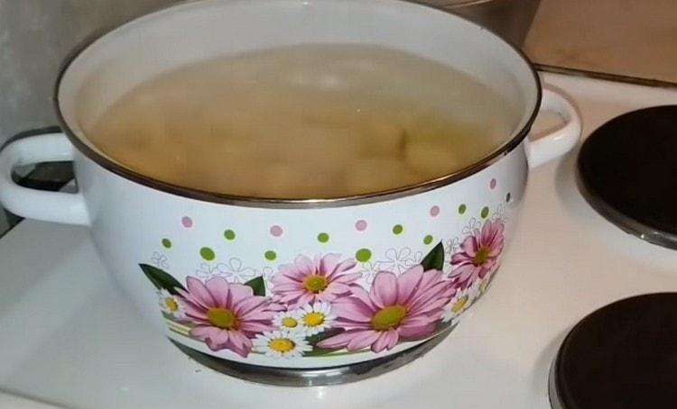 Cocine las papas hasta que estén cocidas.