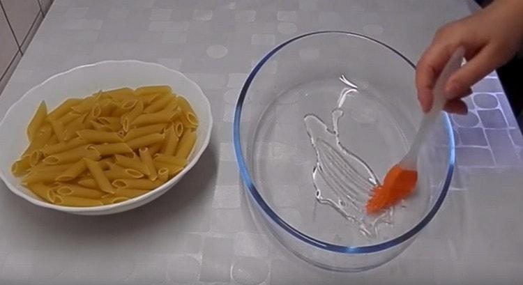 Lubrifique a assadeira com óleo vegetal.