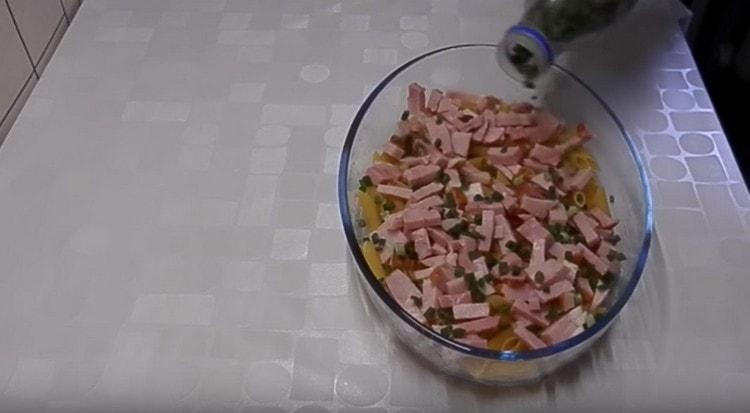 Polvilhe o presunto com as ervas picadas a gosto.