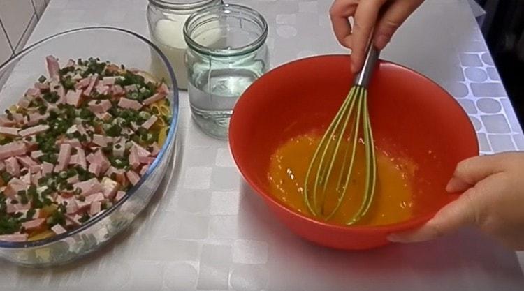 Bata os ovos com especiarias.