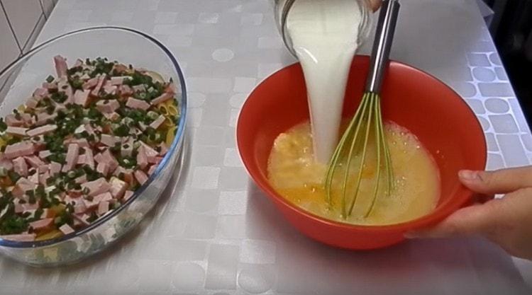 Adicione água e leite à massa de ovos.