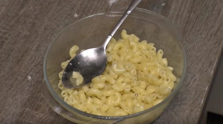 După cum vedeți, gătirea pastei în cuptorul cu microunde este foarte rapidă și ușoară.