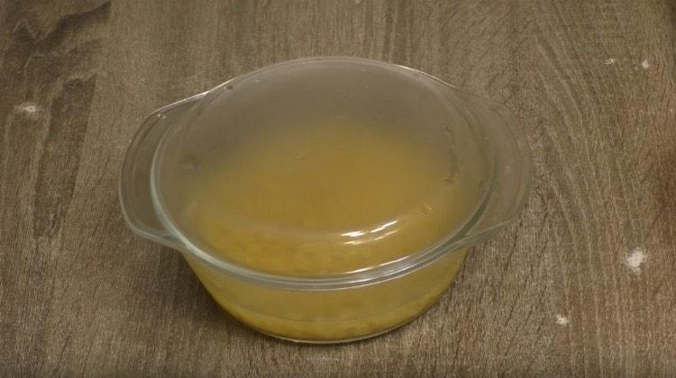 Acoperiți cratița cu capac de paste.