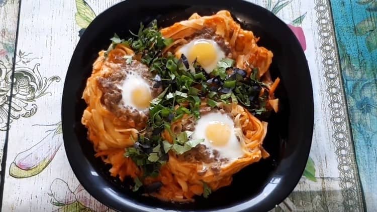 După cum vedeți, cuiburile de paste pot fi transformate într-un fel de mâncare foarte original.