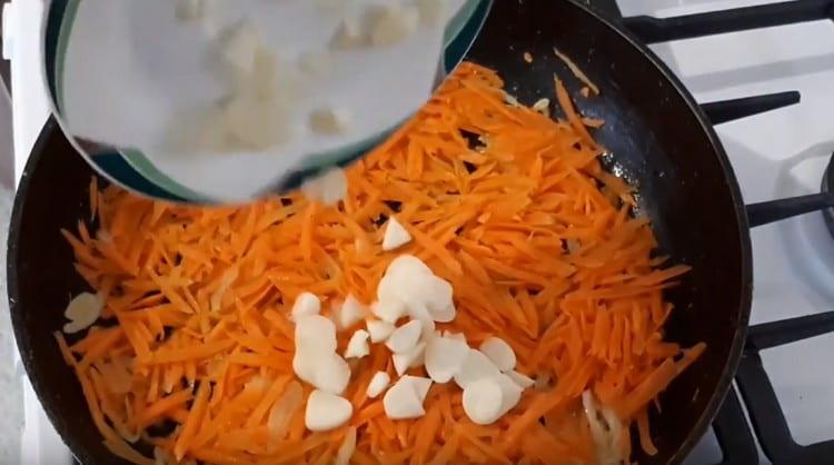 Apoi adăugați usturoiul.