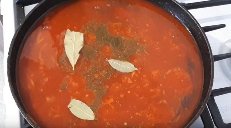 Adăugați condimentele, frunza de dafin.