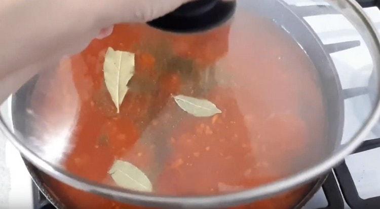 Se acoperă sosul cu un capac, se lasă la foc mic.