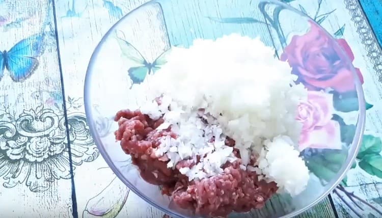 Umplutura se combina cu ceapa tocata.