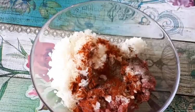 Adăugați sare, ardei gras, piper în carnea tocată și amestecați.