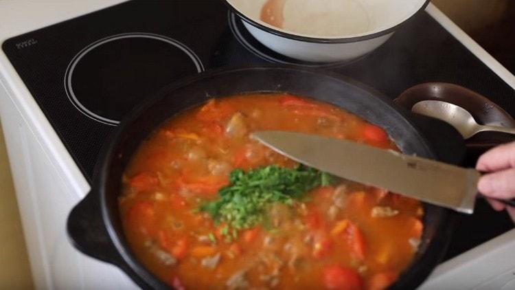 Adicione a salsa picada.