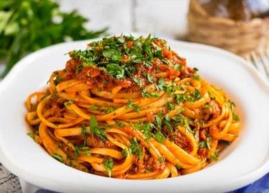 Gătit paste marine marine apetisante cu tocană conform rețetei cu o fotografie.