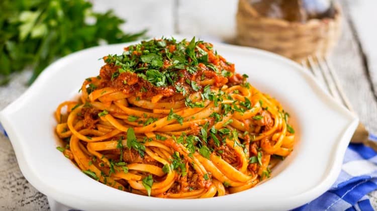 El plato se ve muy apetitoso al servir.