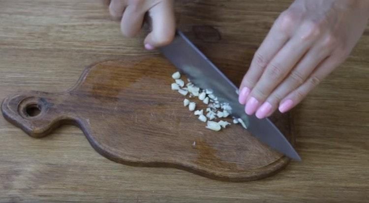 Moler los ajos.
