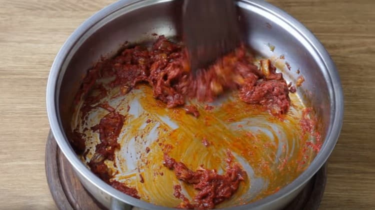 Ahora agregue la pasta de tomate.