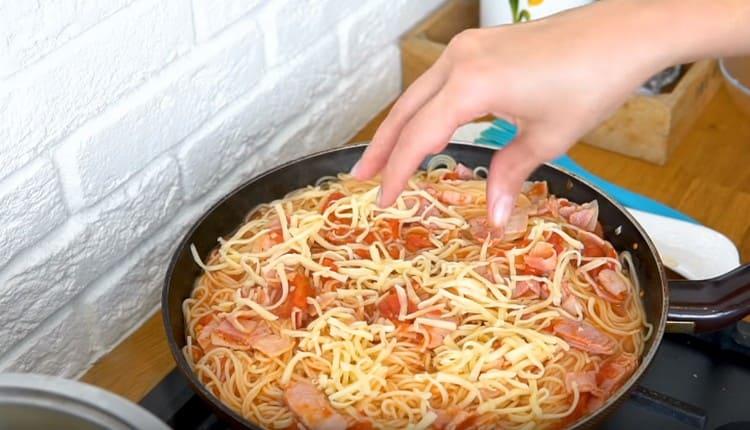 Polvilhe o prato quase terminado com queijo ralado.