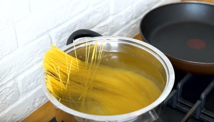Colocamos macarrão para cozinhar.