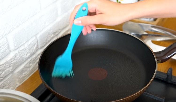 Unte a panela com óleo vegetal.