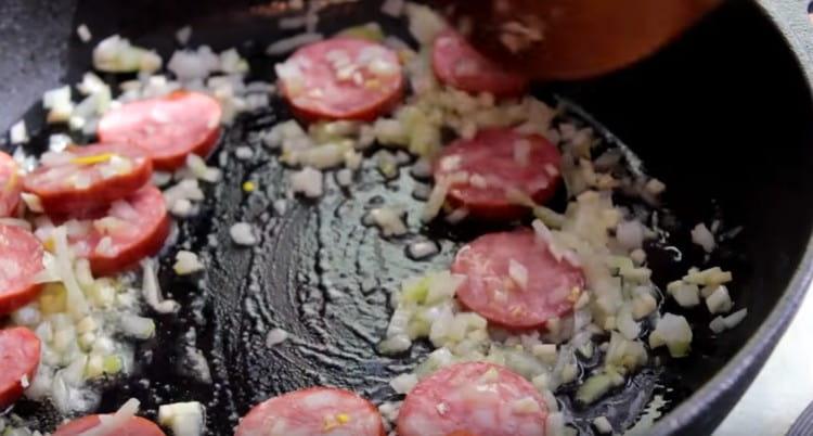 Kami menyebarkan bawang, bawang putih dan sosis.