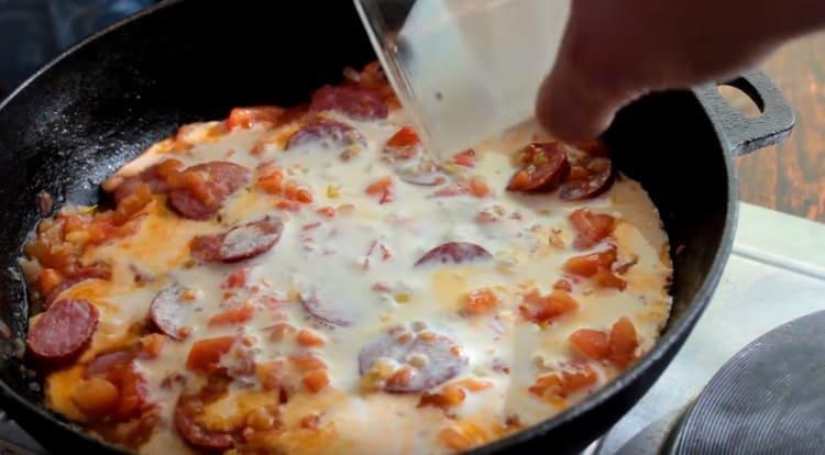 Tambah krim, campurkan.