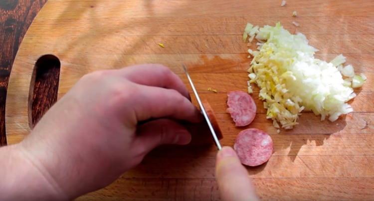 Kami juga memotong sosis salai.