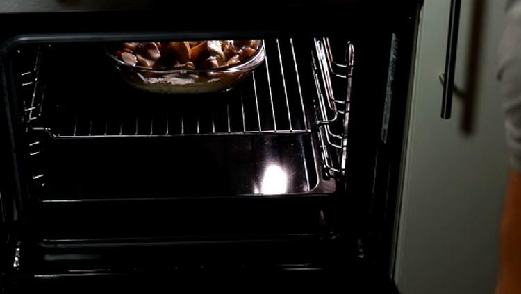 Nous envoyons le plat au four.