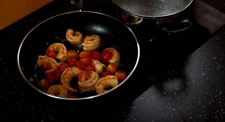 Ajouter les tomates en tranches.