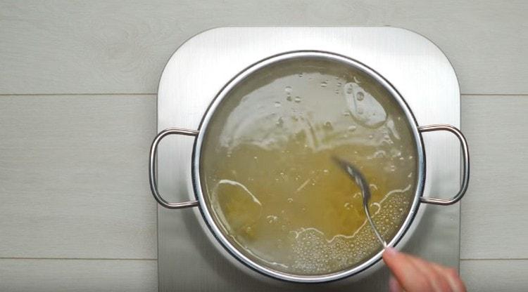 Punem paste pentru a găti.